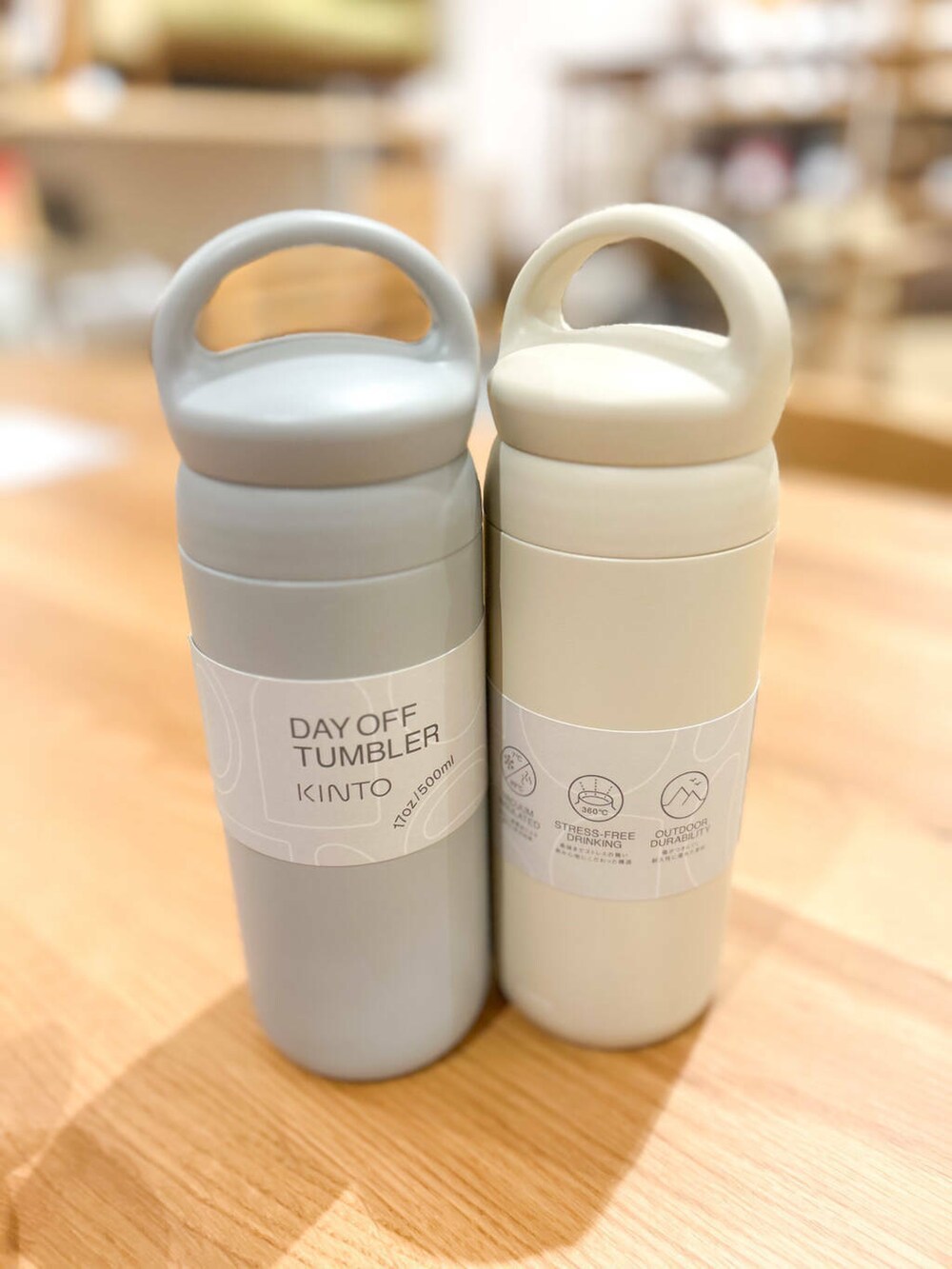 ブラック系のTシャツ/カットソー、グレー系のキッチンツール、ベージュ系のキッチンツールを着用したレディースの冬コーディネートの2枚目の写真