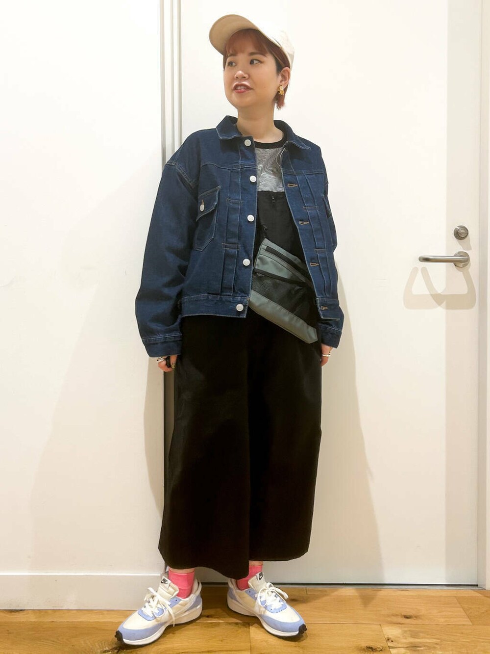 ブラック系のTシャツ/カットソー、ブラック系のワンピース、ブルー系のスニーカーを着用したレディースの春コーディネートの2枚目の写真