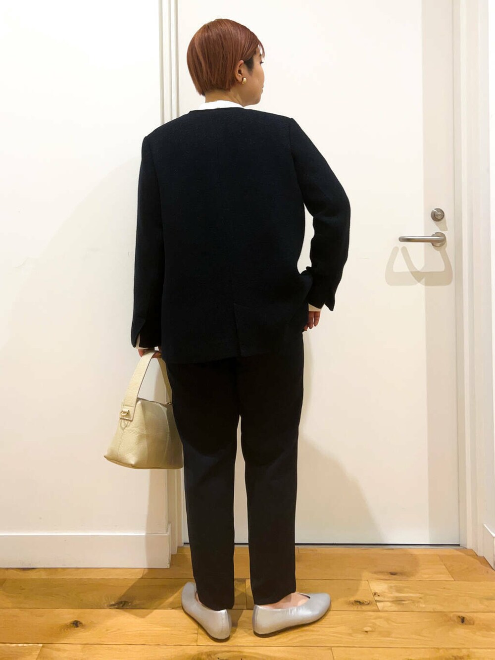 ブルー系のその他パンツ、ホワイト系のシャツ/ブラウス、ブルー系のスーツジャケットを着用したレディースの冬コーディネートの5枚目の写真