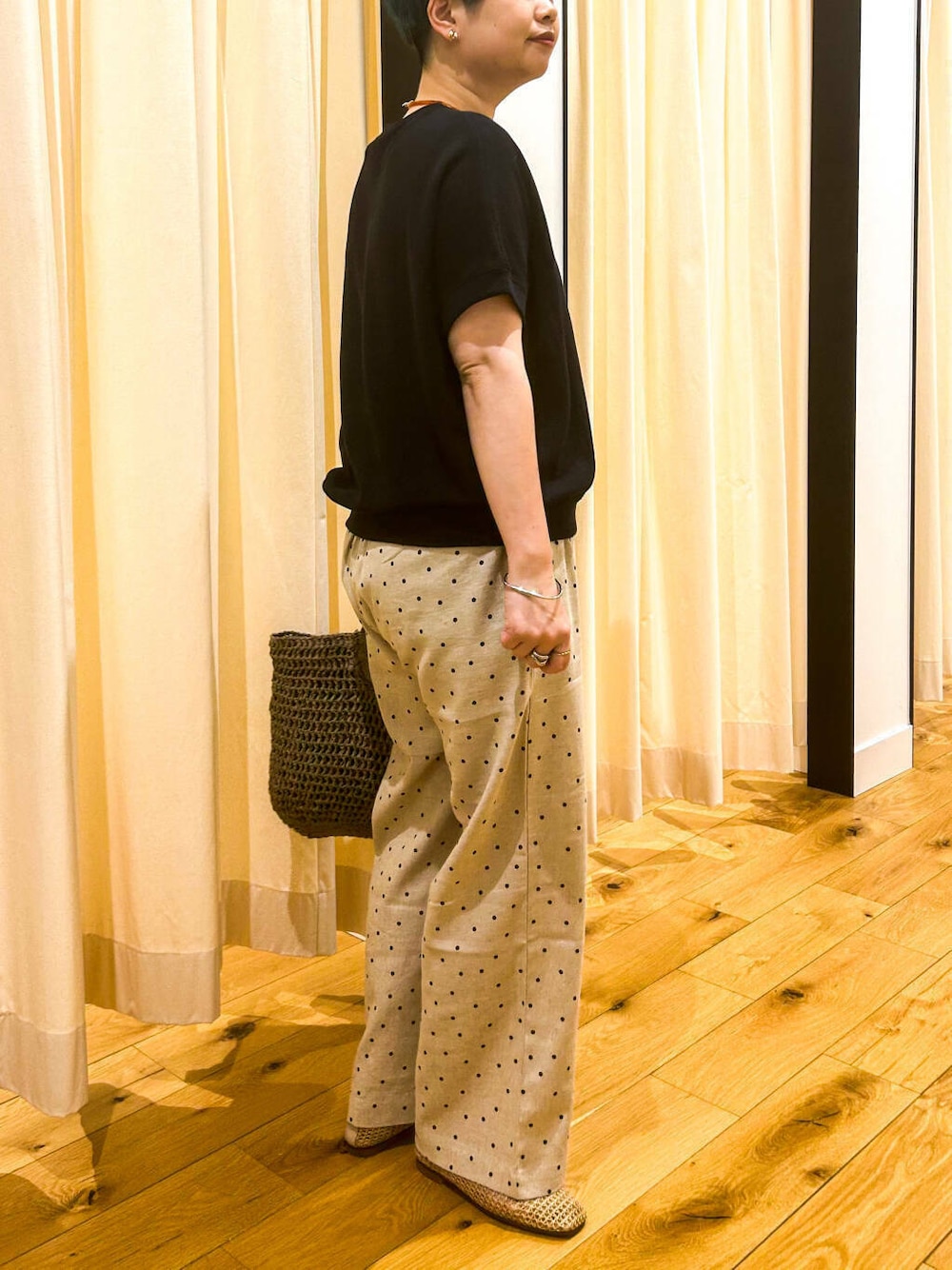 ベージュ系のその他シューズ、ベージュ系のその他パンツ、グレー系のトートバッグを着用したレディースの夏コーディネートの3枚目の写真