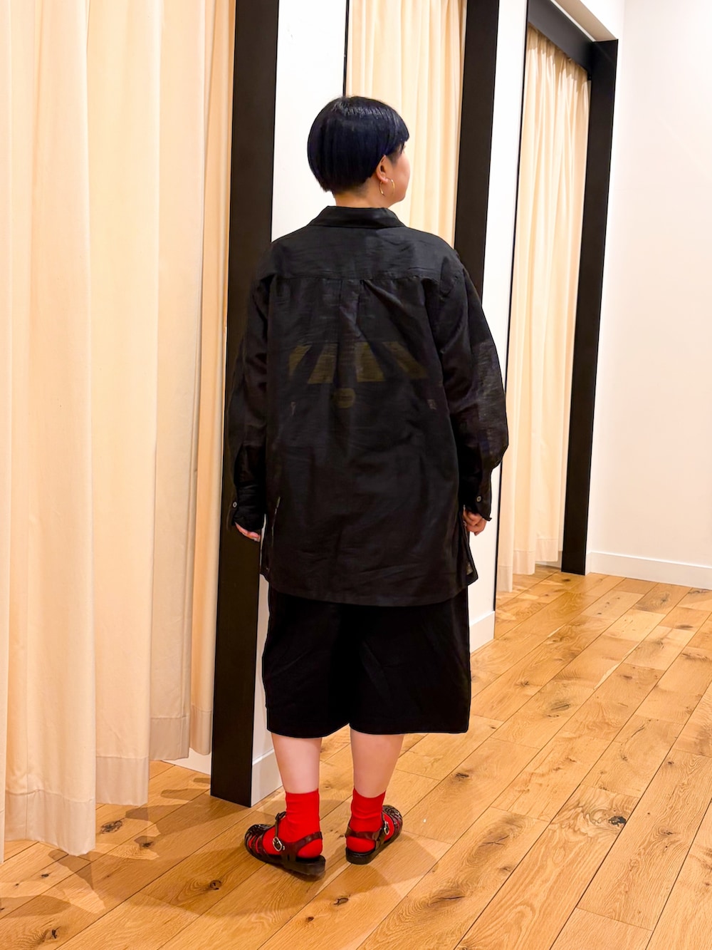 ブラック系のその他パンツ、ブラック系のサンダル、ブラック系のシャツ/ブラウスを着用したレディースの夏コーディネートの2枚目の写真