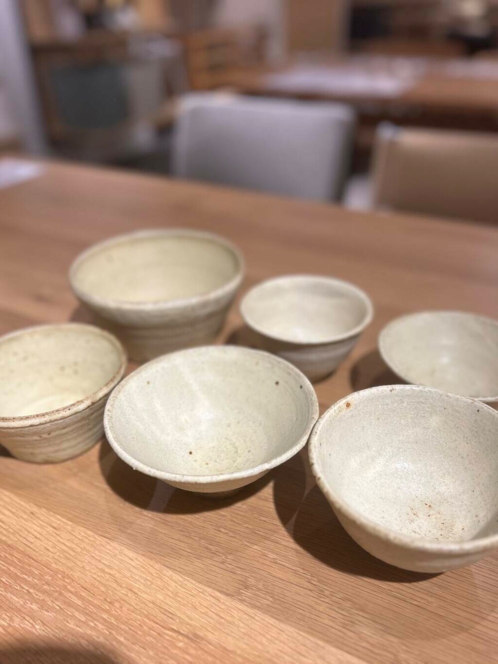 イエロー系のニット/セーター、ホワイト系の食器、その他の食器を着用したレディースの冬コーディネートの2枚目の写真