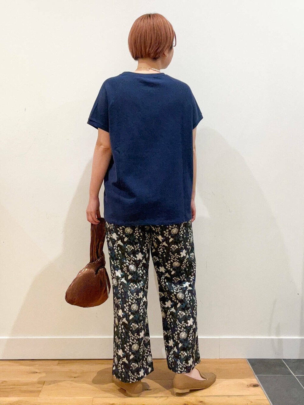 ベージュ系のローファー、ブラウン系のハンドバッグ、ブルー系のTシャツ/カットソーを着用したレディースの夏コーディネートの4枚目の写真