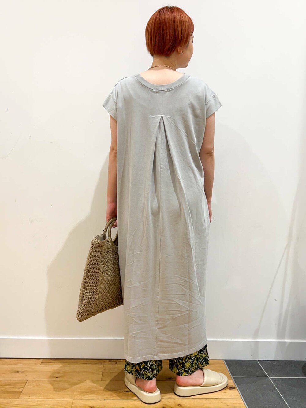 グリーン系のその他パンツ、ホワイト系のサンダル、グレー系のトートバッグを着用したレディースの夏コーディネートの3枚目の写真