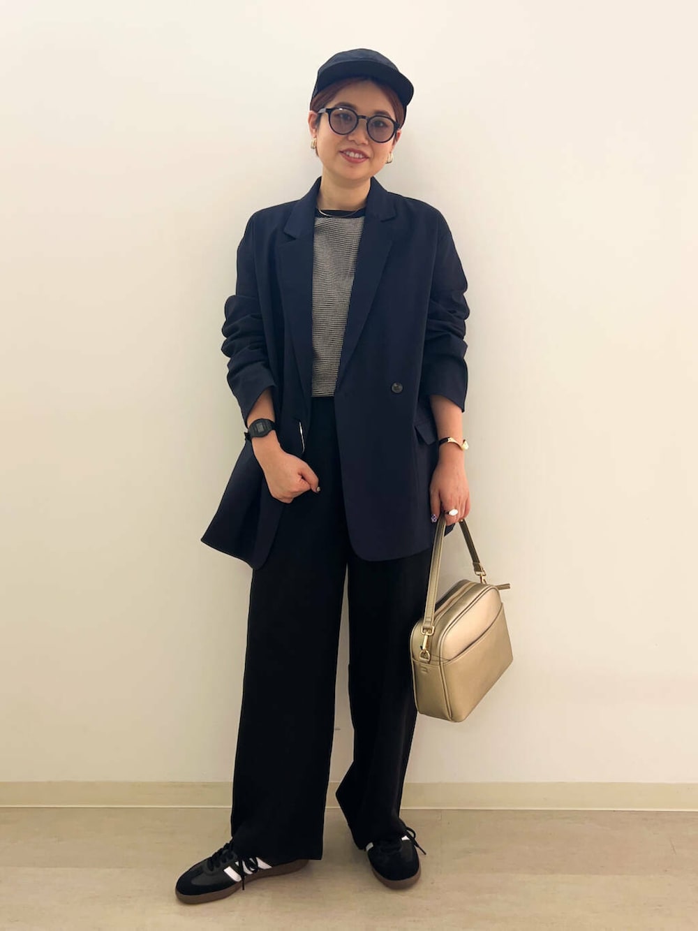 ブラック系のTシャツ/カットソー、ブラック系のスニーカー、ブラック系のその他パンツを着用したレディースの秋コーディネートの2枚目の写真