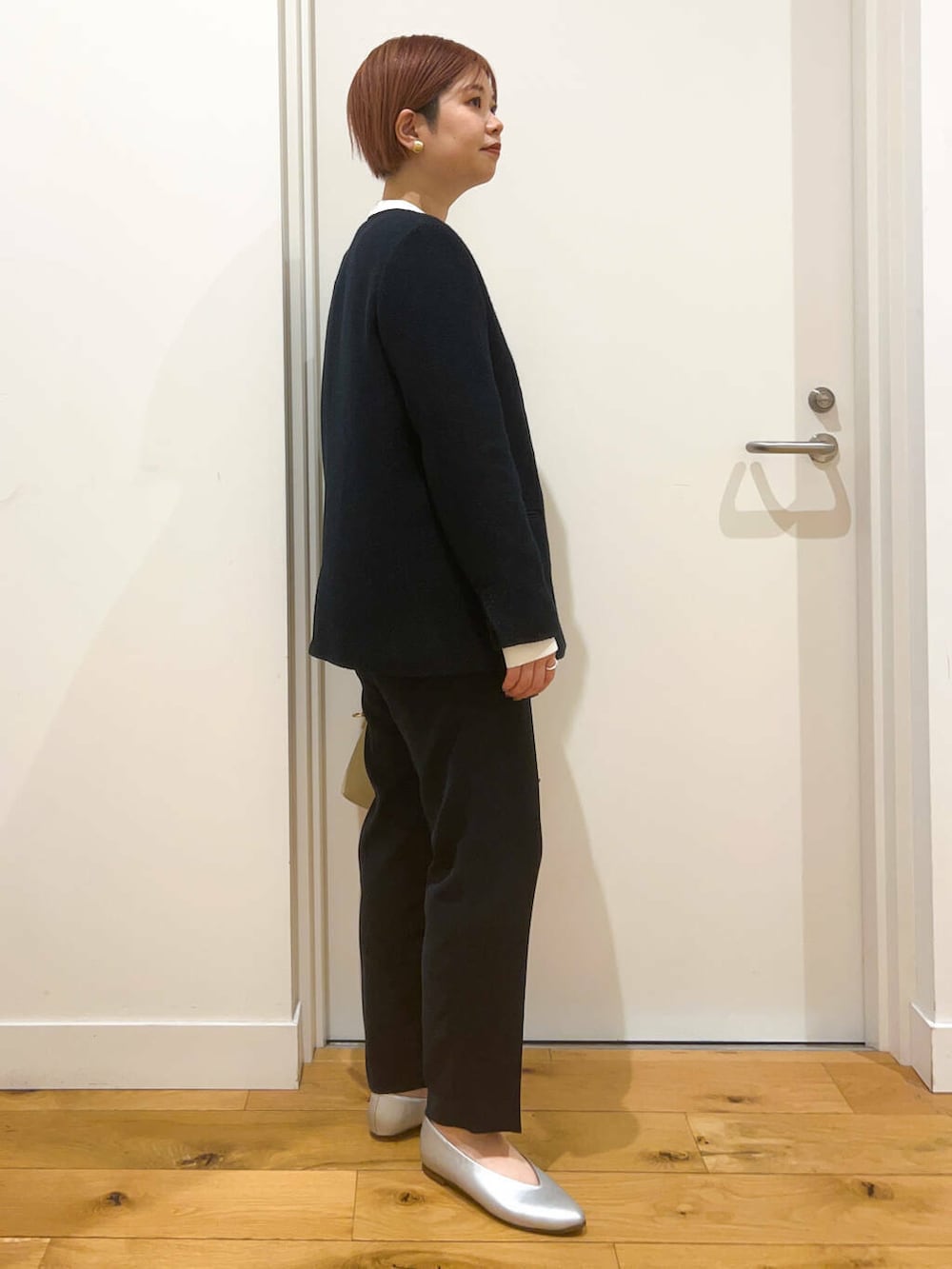 ブルー系のその他パンツ、ホワイト系のシャツ/ブラウス、ブルー系のスーツジャケットを着用したレディースの冬コーディネートの4枚目の写真
