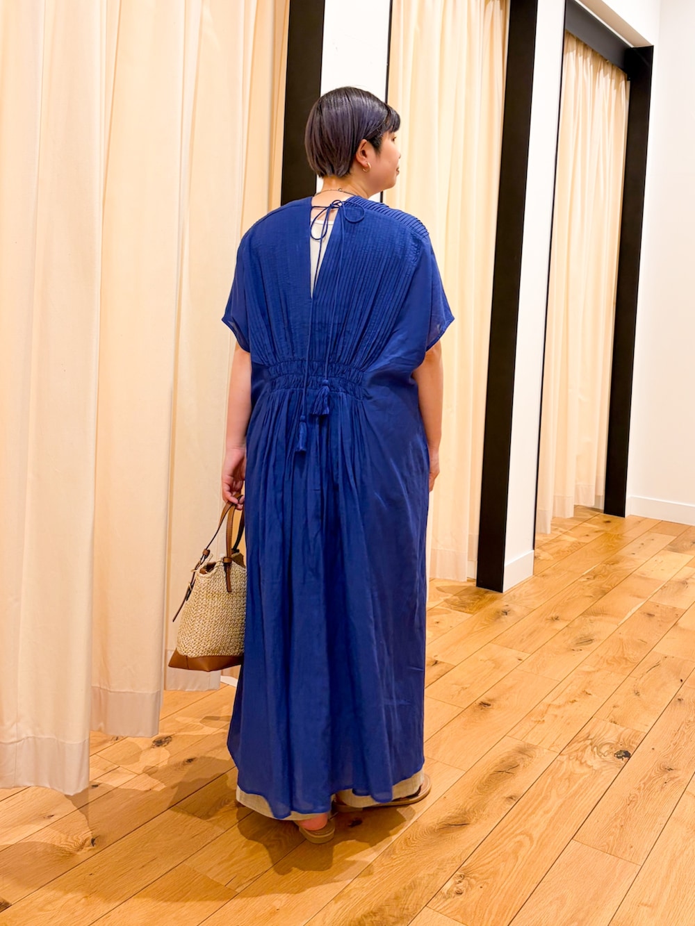 ブルー系のワンピース、ベージュ系のその他パンツ、ブラウン系のサンダルを着用したレディースの春コーディネートの4枚目の写真