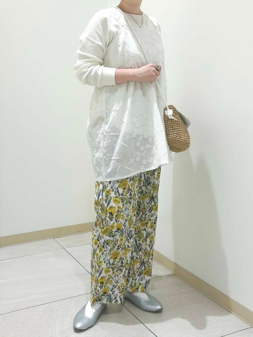 イエロー系のショルダーバッグ、シルバー系のパンプス、ホワイト系のTシャツ/カットソーを着用したレディースの春コーディネートの3枚目の写真