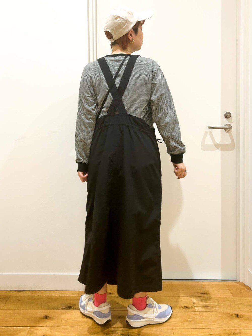 ブラック系のTシャツ/カットソー、ブラック系のワンピース、ブルー系のスニーカーを着用したレディースの春コーディネートの4枚目の写真