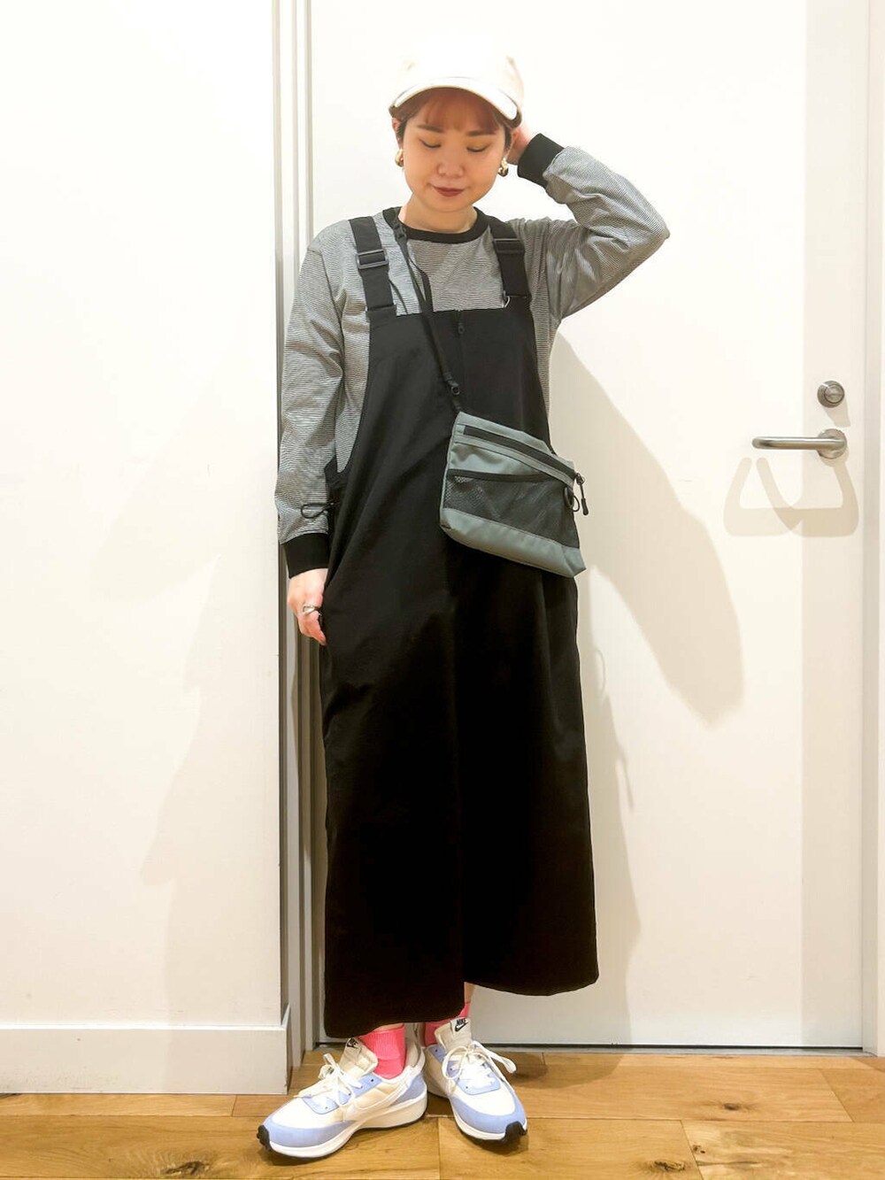 ブラック系のTシャツ/カットソー、ブラック系のワンピース、ブルー系のスニーカーを着用したレディースの春コーディネートの3枚目の写真