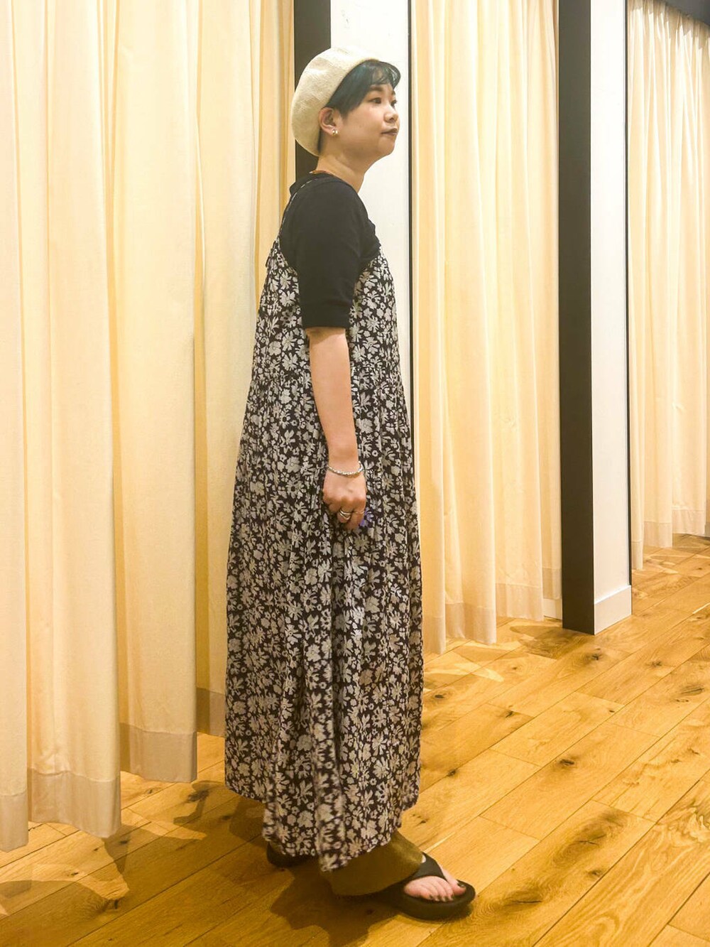 ブラック系のサンダル、ブルー系のニット/セーター、ブルー系のワンピースを着用したレディースの夏コーディネートの4枚目の写真