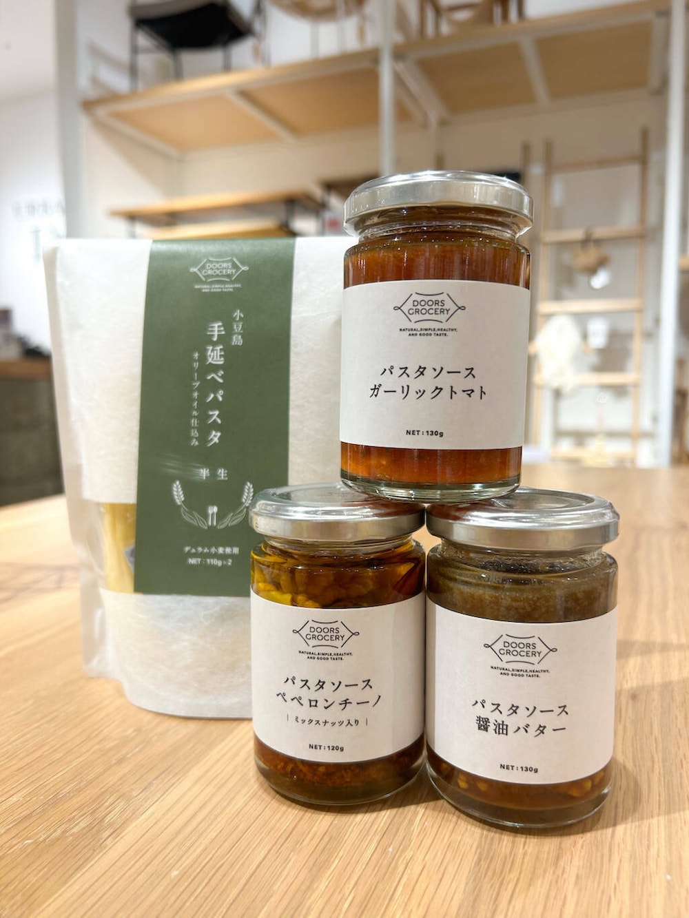 イエロー系のニット/セーター、その他のグラス/マグカップ/タンブラー、ホワイト系の食器を着用したレディースの秋コーディネートの3枚目の写真