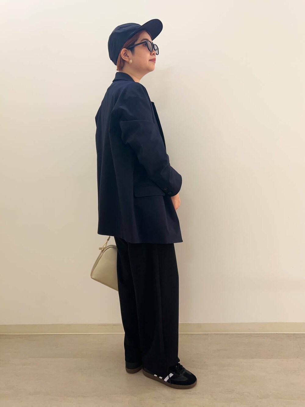 ブラック系のTシャツ/カットソー、ブラック系のスニーカー、ブラック系のその他パンツを着用したレディースの秋コーディネートの4枚目の写真