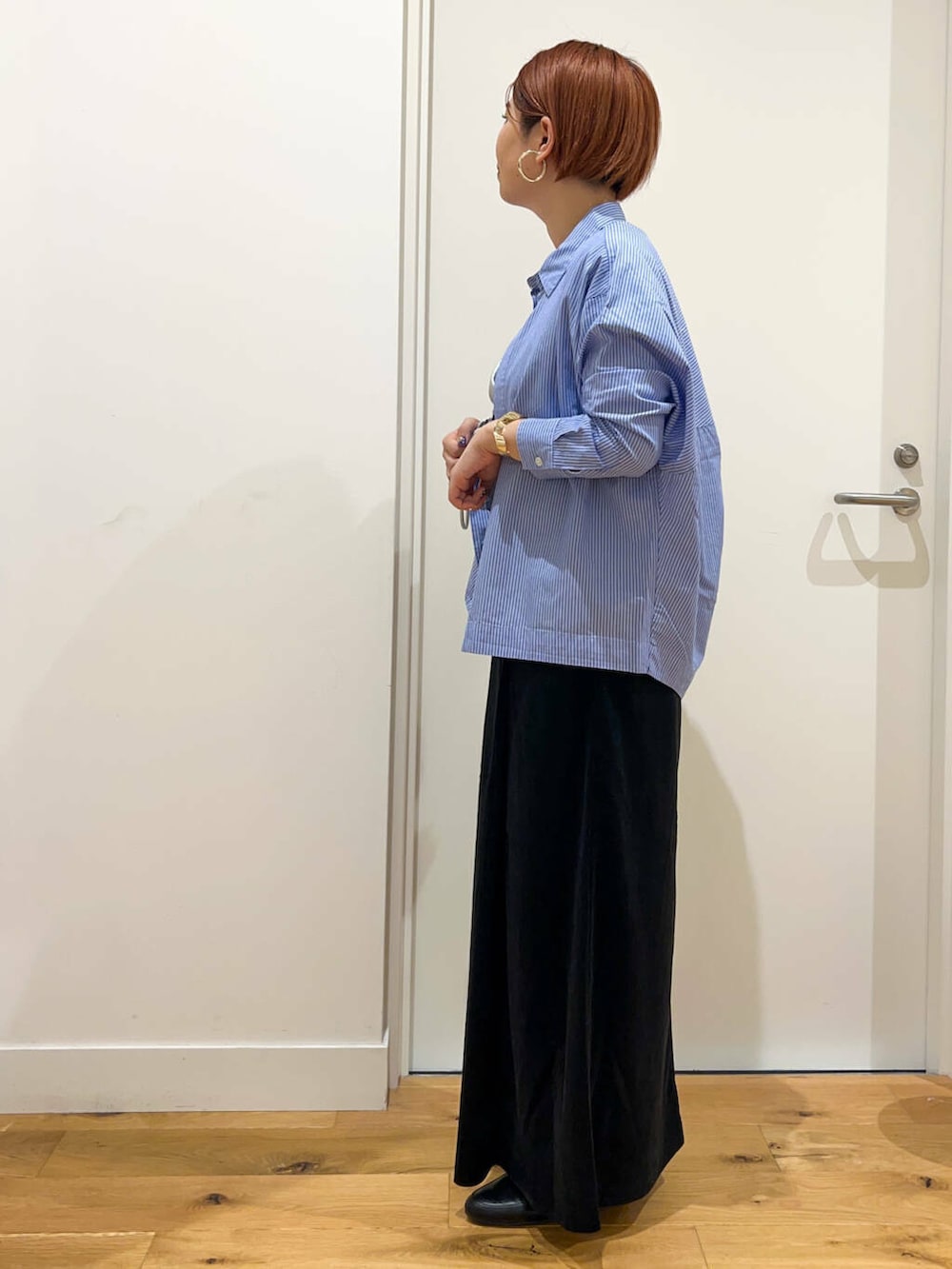 ブラック系のローファー、ブルー系のTシャツ/カットソー、ブルー系のシャツ/ブラウスを着用したレディースの夏コーディネートの3枚目の写真