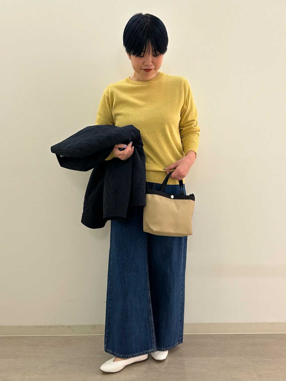 ホワイト系のパンプス、ブルー系のダウンジャケット/コート、ベージュ系のショルダーバッグを着用したレディースの冬コーディネートの4枚目の写真