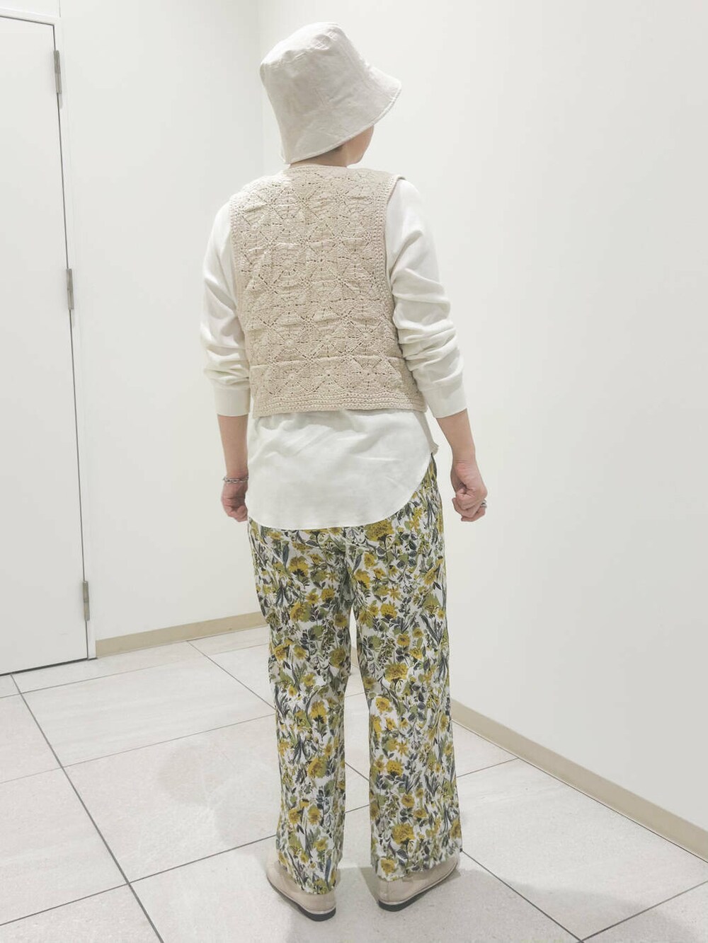 ベージュ系のバレエシューズ、ホワイト系のTシャツ/カットソー、イエロー系のその他パンツを着用したレディースの春コーディネートの3枚目の写真