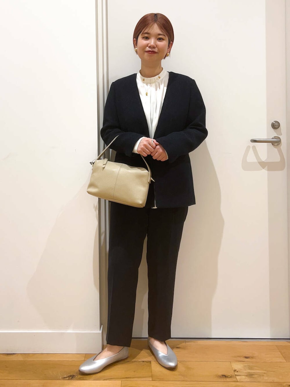 ブルー系のその他パンツ、ホワイト系のシャツ/ブラウス、ブルー系のスーツジャケットを着用したレディースの冬コーディネートの3枚目の写真