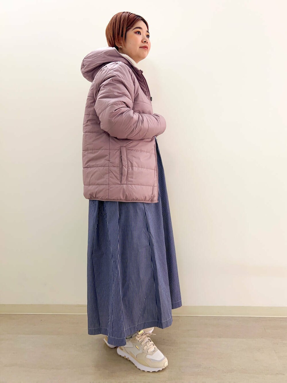 ホワイト系のワンピース、ホワイト系のスニーカー、ブルー系のワンピースを着用したレディースの秋コーディネートの3枚目の写真