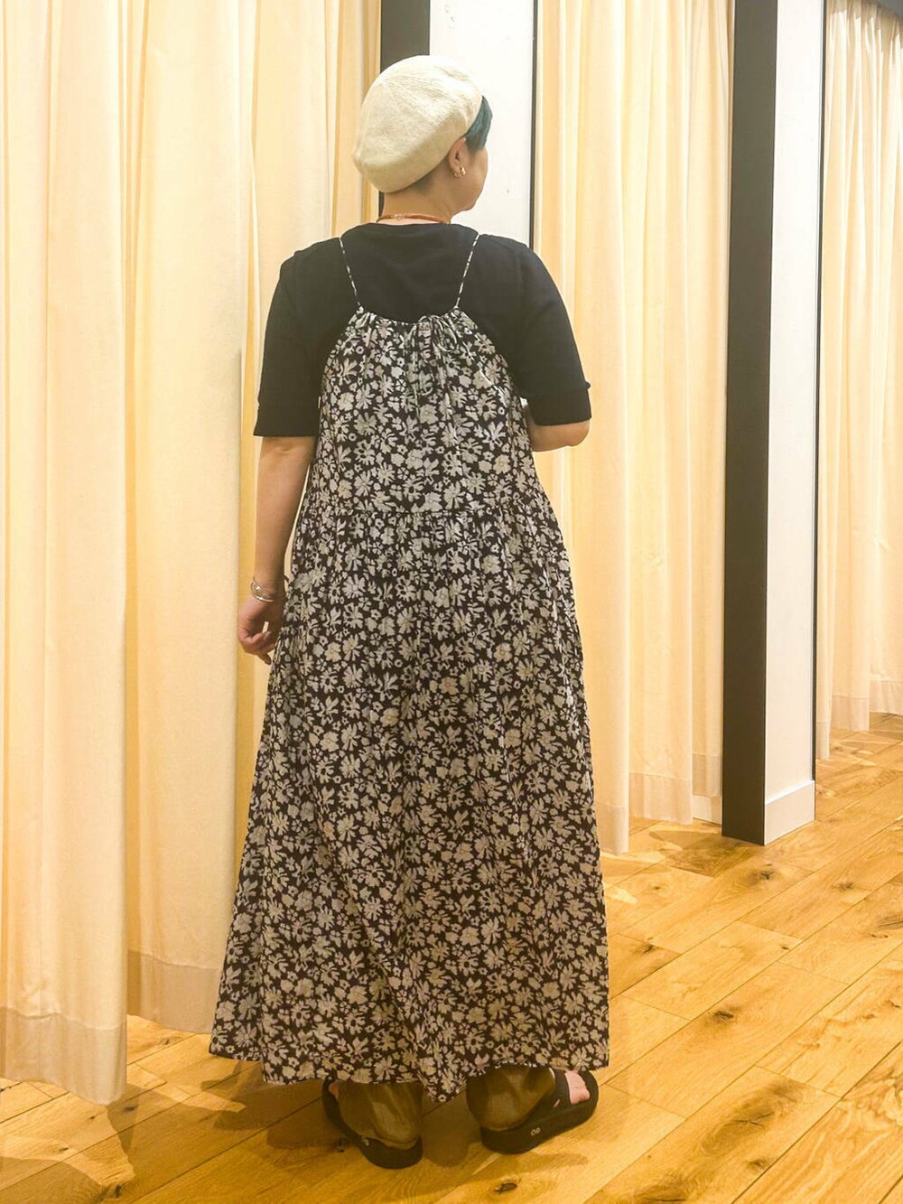 ブラック系のサンダル、ブルー系のニット/セーター、ブルー系のワンピースを着用したレディースの夏コーディネートの5枚目の写真