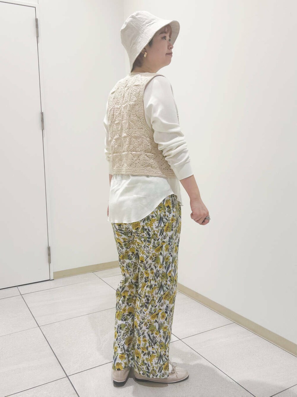 ベージュ系のバレエシューズ、ホワイト系のTシャツ/カットソー、イエロー系のその他パンツを着用したレディースの春コーディネートの2枚目の写真
