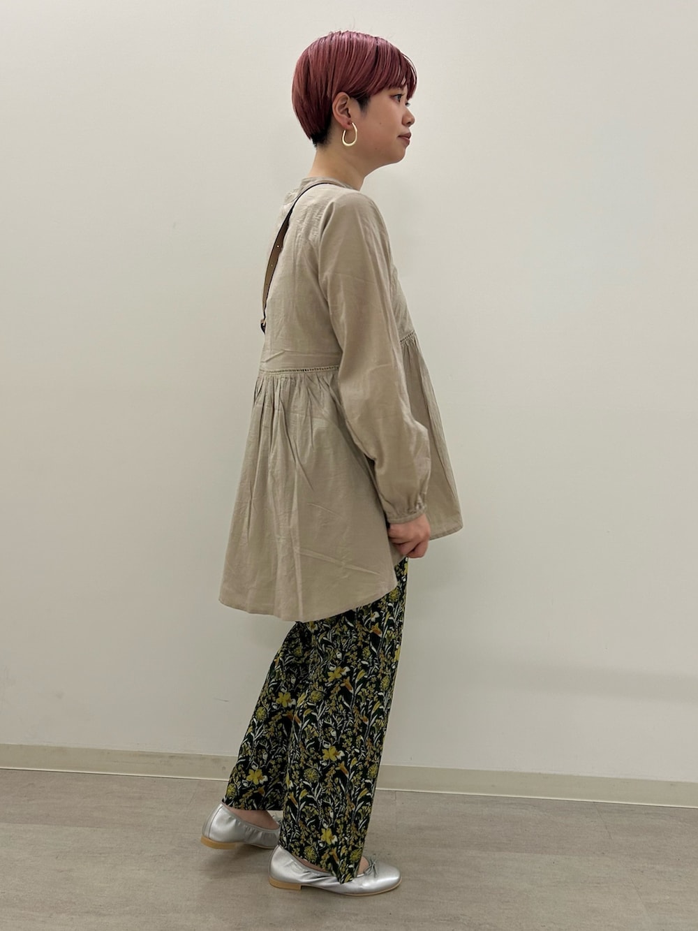 ベージュ系のシャツ/ブラウス、グリーン系のその他パンツ、シルバー系のバレエシューズを着用したレディースの春コーディネートの3枚目の写真