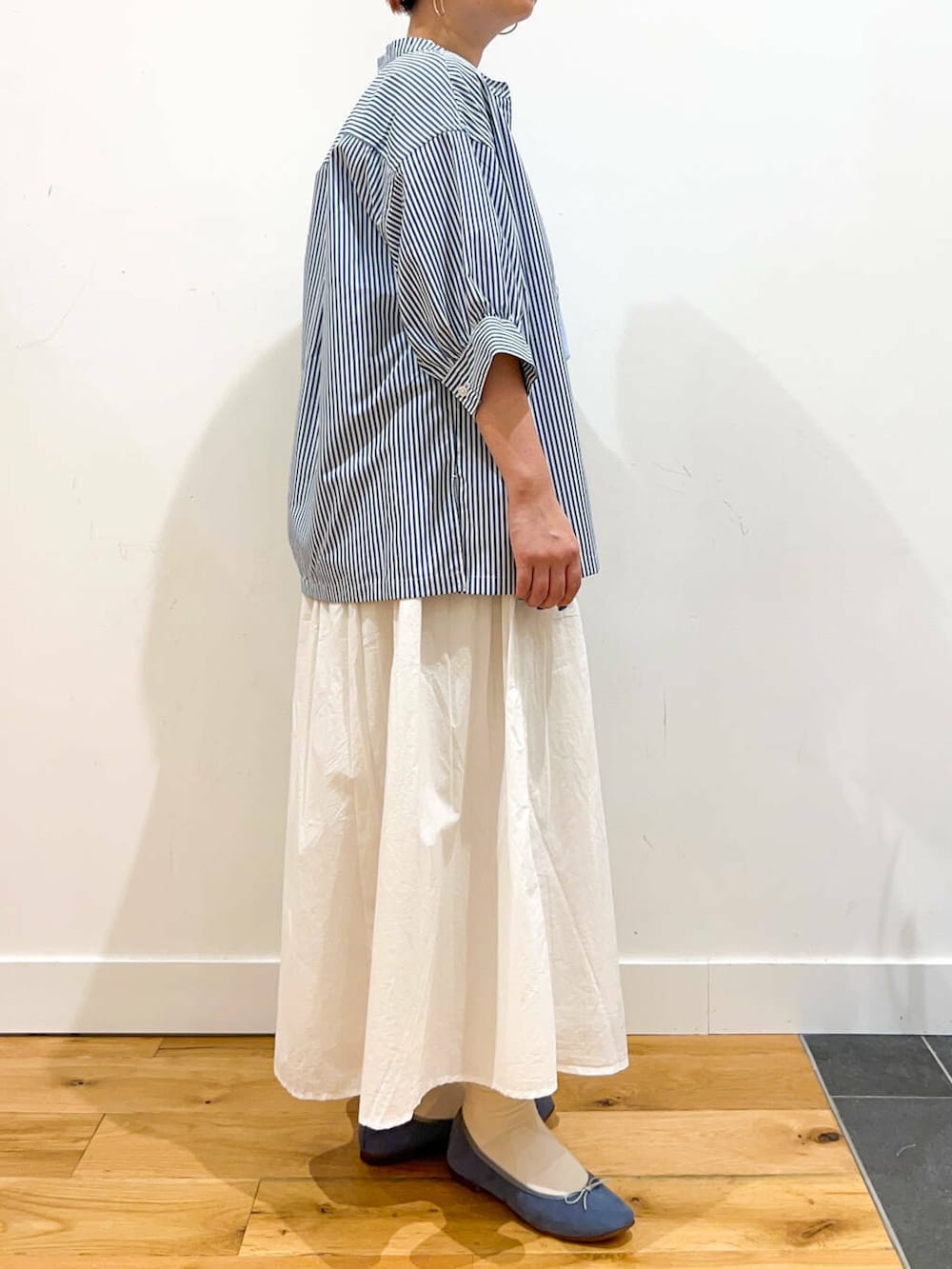 ブルー系のトートバッグ、ブルー系のバレエシューズ、ブルー系のTシャツ/カットソーを着用したレディースの夏コーディネートの2枚目の写真