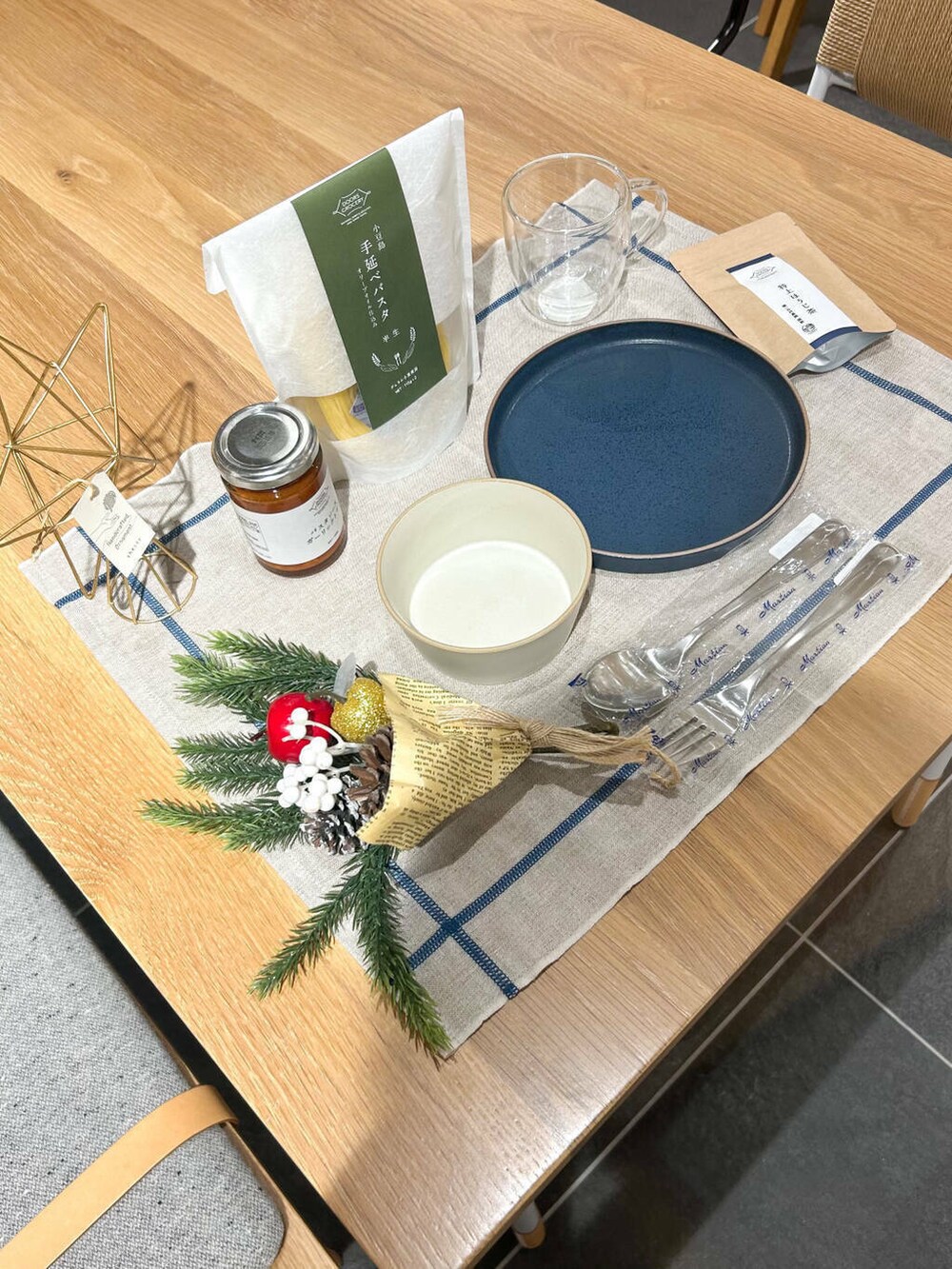 イエロー系のニット/セーター、その他のグラス/マグカップ/タンブラー、ホワイト系の食器を着用したレディースの秋コーディネートの2枚目の写真