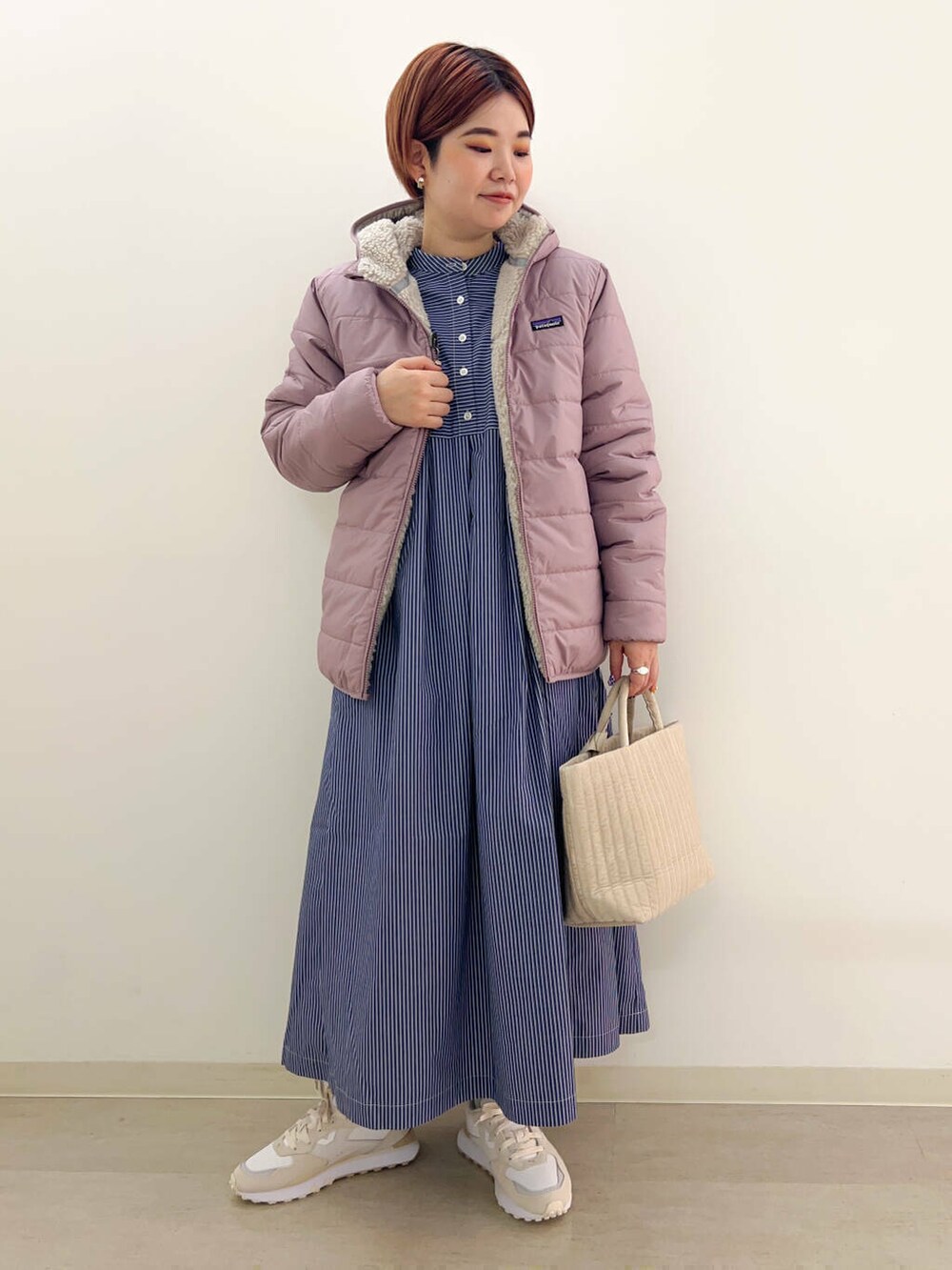 ホワイト系のワンピース、ホワイト系のスニーカー、ブルー系のワンピースを着用したレディースの秋コーディネートの2枚目の写真