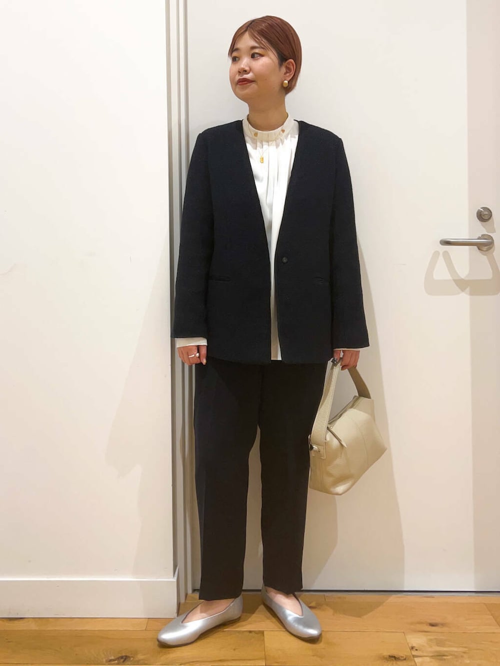 ブルー系のその他パンツ、ホワイト系のシャツ/ブラウス、ブルー系のスーツジャケットを着用したレディースの冬コーディネートの2枚目の写真