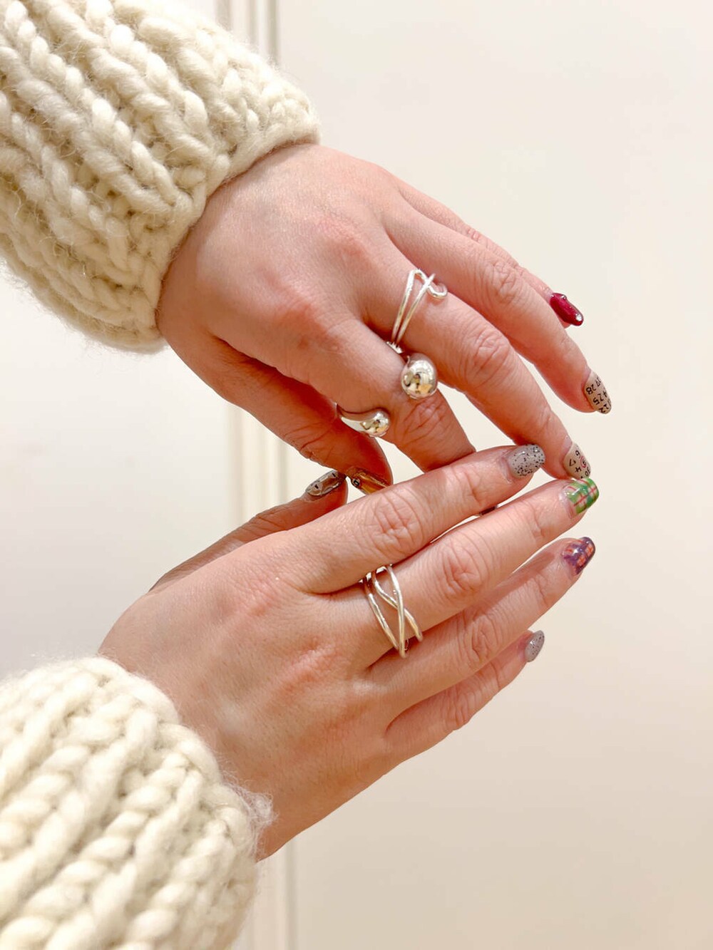 ホワイト系のカーディガン/ボレロ、ブルー系のデニムパンツ、ブラック系のその他シューズを着用したレディースの冬コーディネートの5枚目の写真