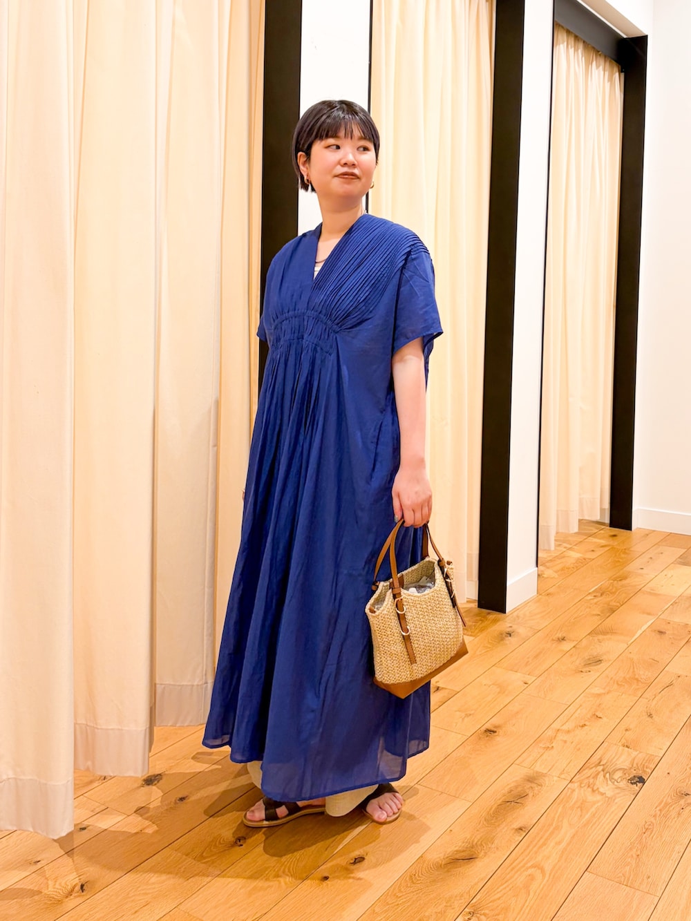 ブルー系のワンピース、ベージュ系のその他パンツ、ブラウン系のサンダルを着用したレディースの春コーディネートの2枚目の写真