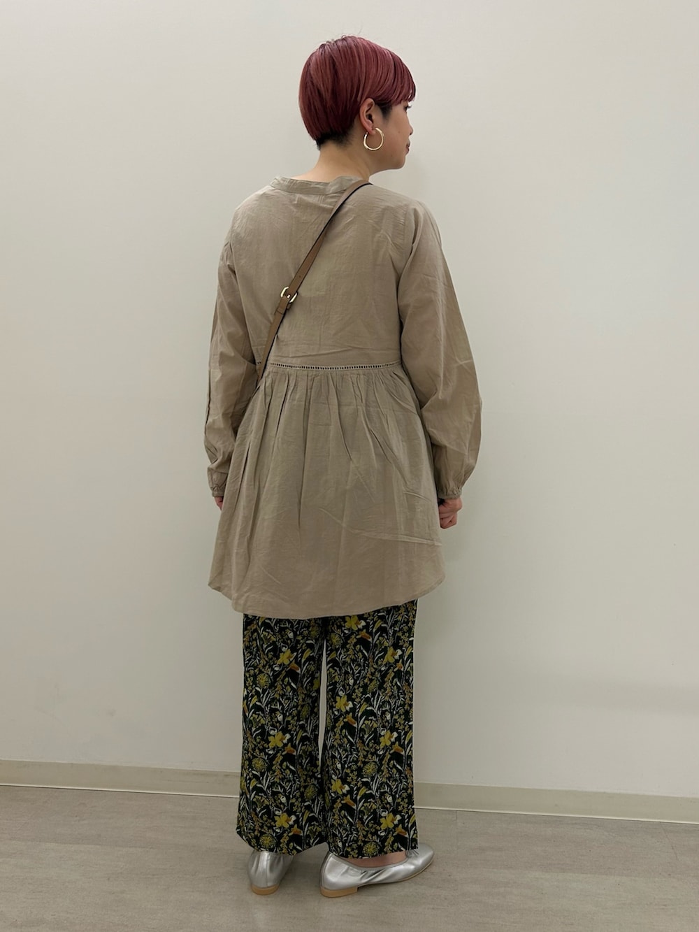 ベージュ系のシャツ/ブラウス、グリーン系のその他パンツ、シルバー系のバレエシューズを着用したレディースの春コーディネートの2枚目の写真