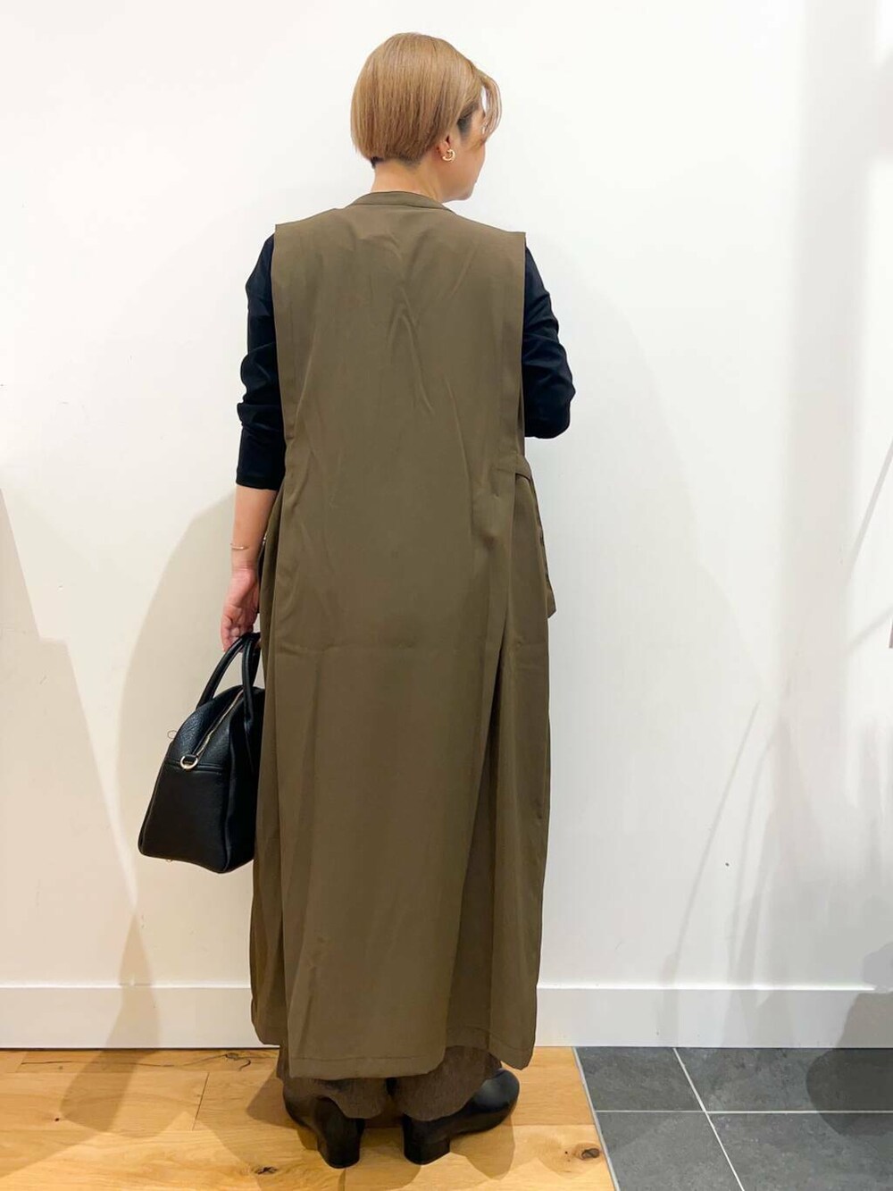 ブラック系のTシャツ/カットソー、ブラック系のボストンバッグ、ブラウン系のその他パンツを着用したレディースの秋コーディネートの3枚目の写真
