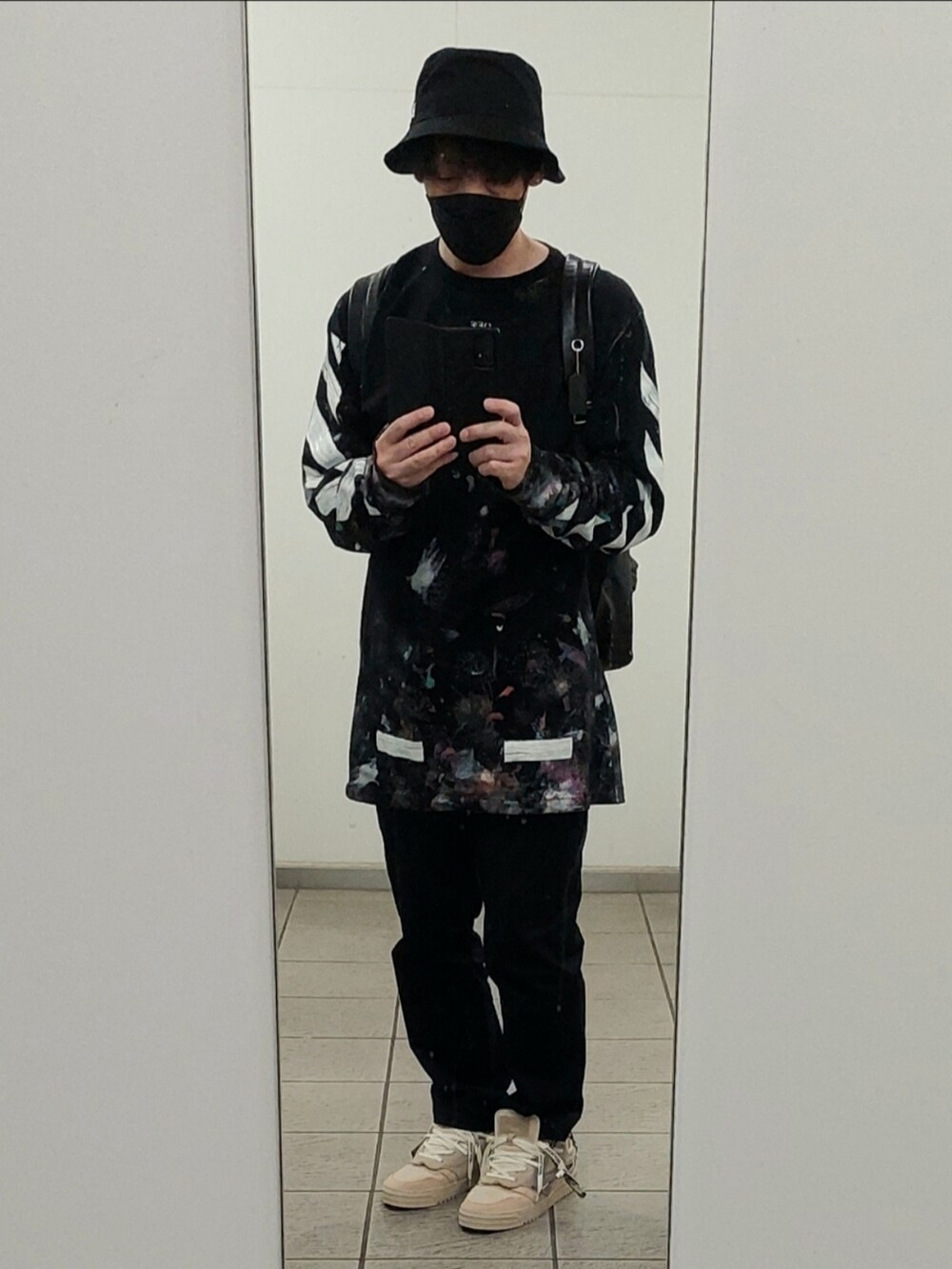 「ロンT、ビッグシルエット、オーバーサイズ、チノパン、ハット、スニーカー、off white、UNIQLO、NEW ERA、バケットハット」｜「NEW ERAのニューエラ バケットハット BUCKET-01 NEW ERA（ハット、ブラック系）」を使った、としさん（メンズ・175cm）の夏コーディネートの2枚目の写真