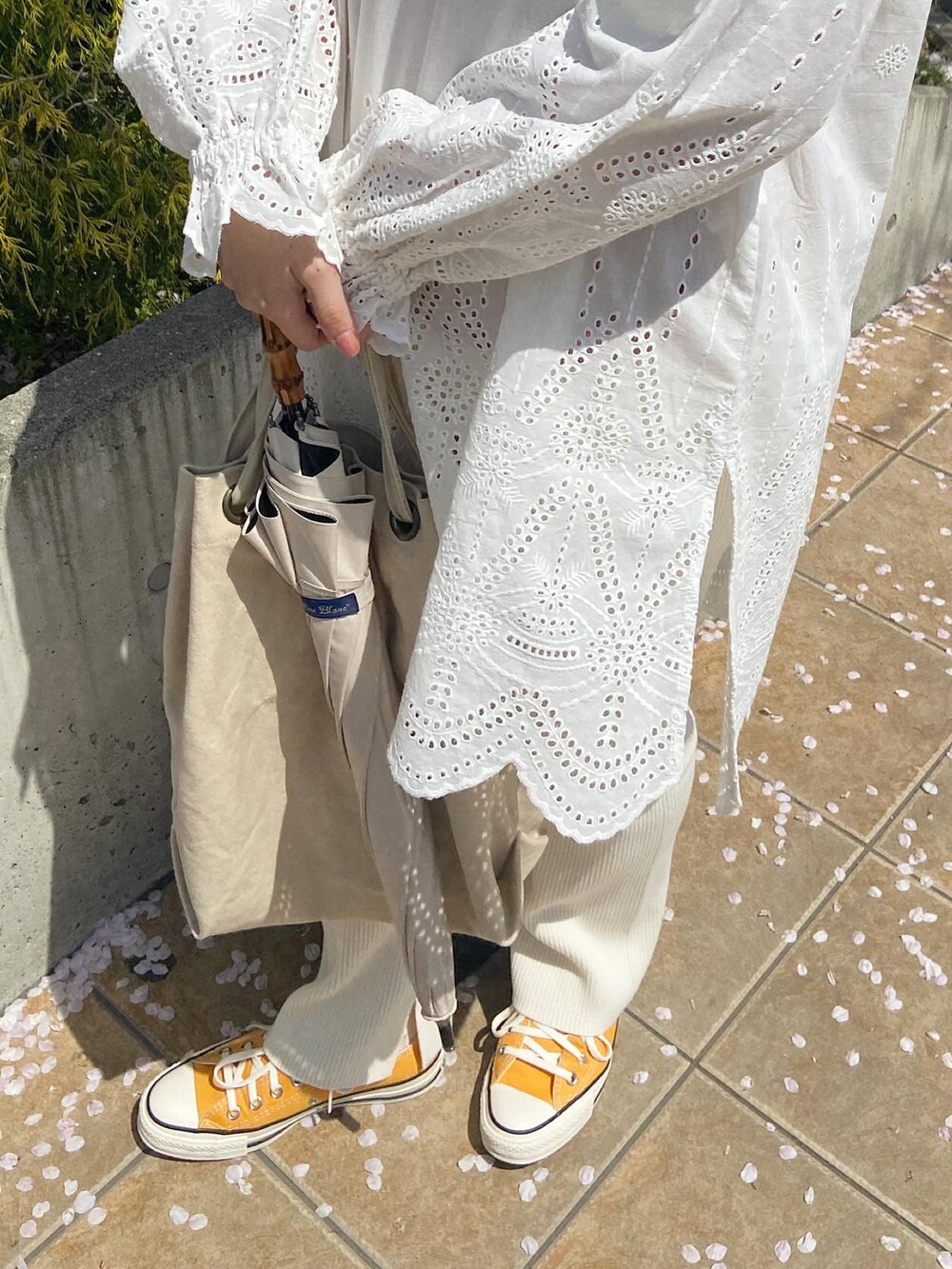 ホワイト系のシャツ/ブラウス、ホワイト系のその他パンツ、イエロー系のスニーカーを着用したレディースの春コーディネートの3枚目の写真