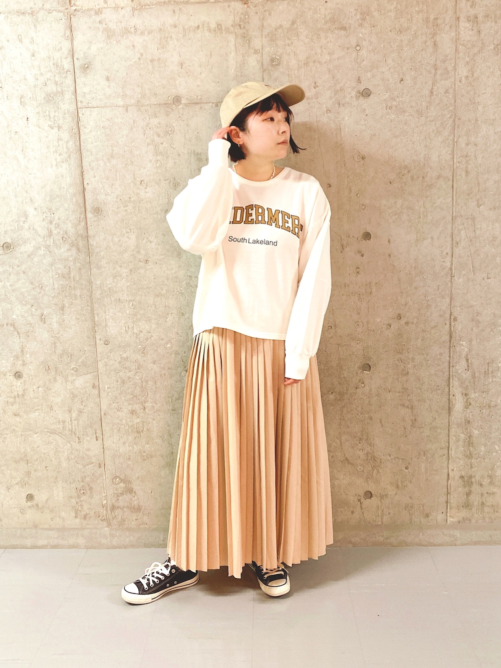 「オトナカジュアル、シンプル、オトナ女子、カジュアル、シンプルコーデ、トレンド、プリーツスカート、ロゴスウェット、キャップ、カジュアルコーデ、スニーカー、スニーカーコーデ、淡色コーデ、休日コーデ、着回しコーデ」｜「Scyeの【Scye】〈別注〉ツイルキャップ（キャップ、ベージュ系）」を使った、ayacaさん（レディース・156cm）の冬コーディネートの2枚目の写真