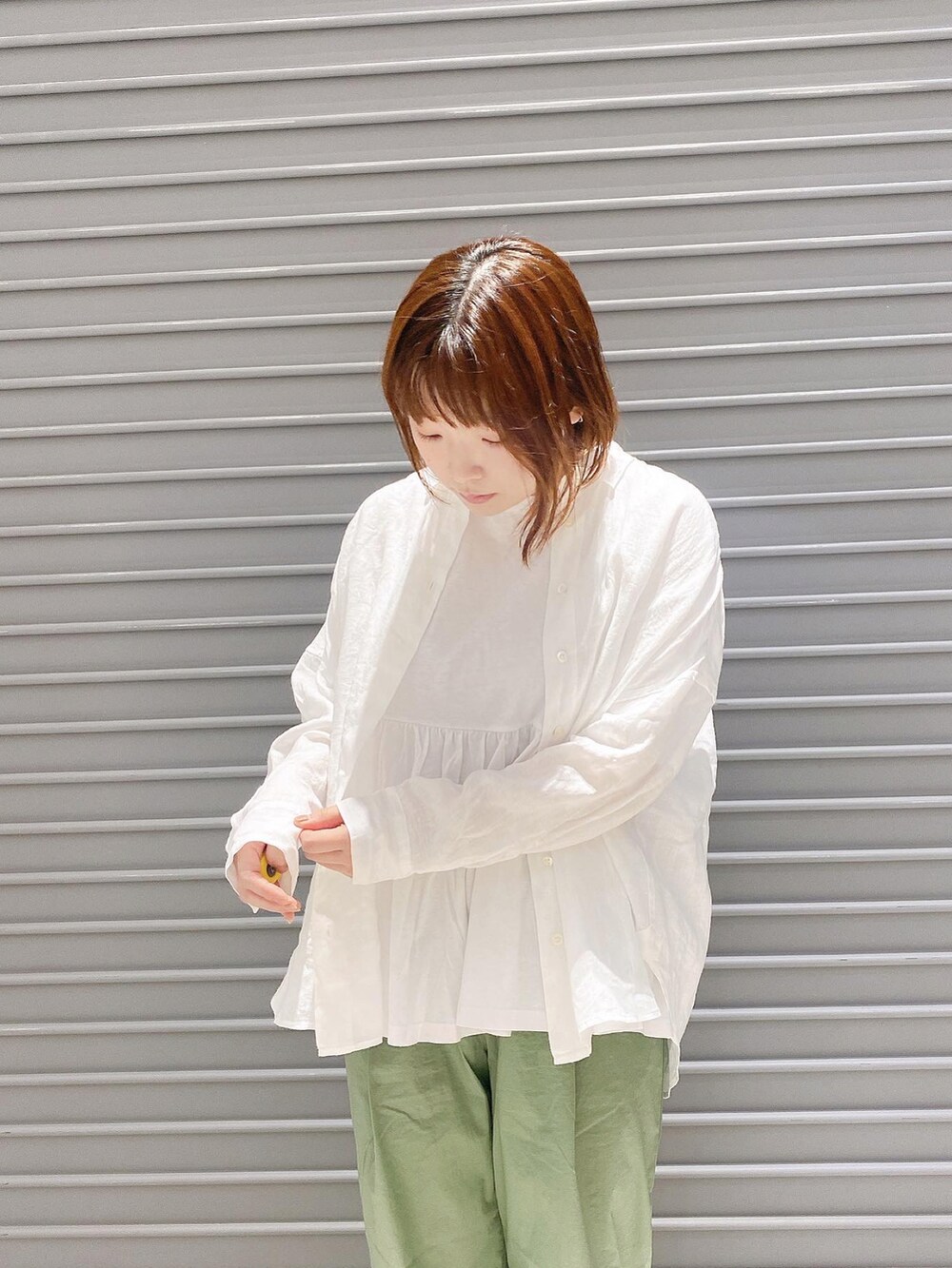 ホワイト系のTシャツ/カットソー、ホワイト系のシャツ/ブラウス、グリーン系のその他パンツを着用したレディースの春コーディネートの2枚目の写真