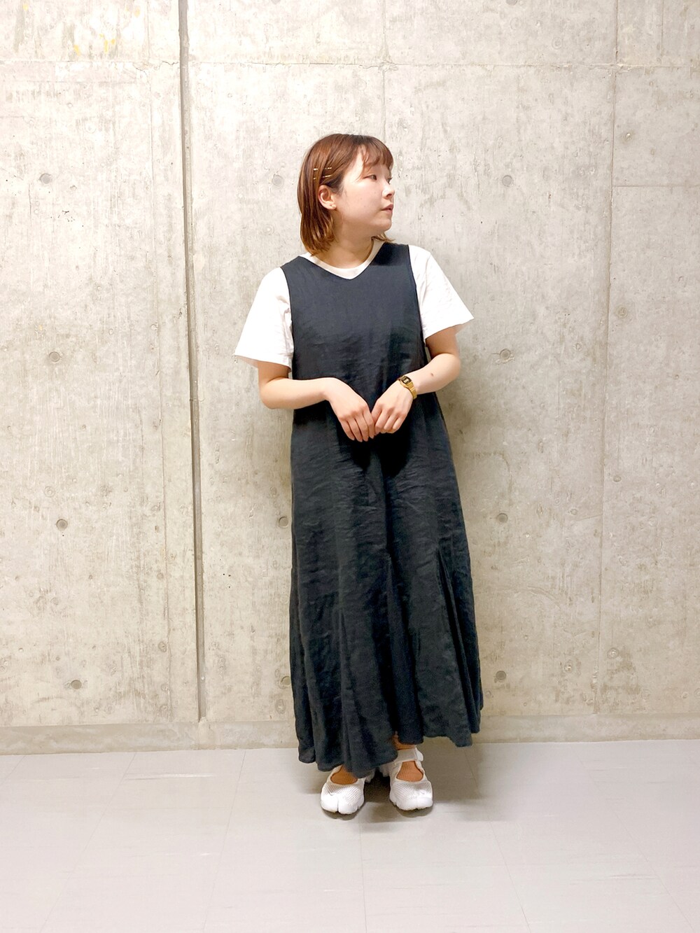 グレー系のワンピース、ホワイト系のその他シューズを着用したレディースの夏コーディネートの2枚目の写真