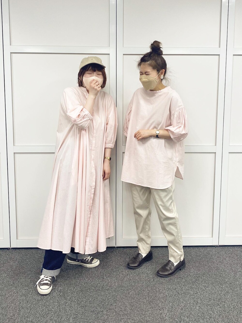 ピンク系のワンピース、ブラウン系のスニーカー、ベージュ系のキャップを着用したレディースの春コーディネートの4枚目の写真