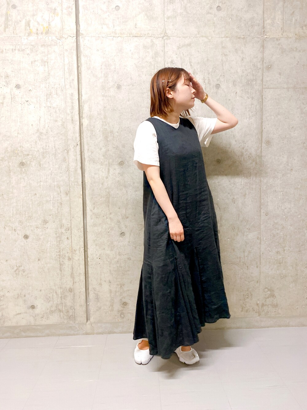 グレー系のワンピース、ホワイト系のその他シューズを着用したレディースの夏コーディネートの3枚目の写真