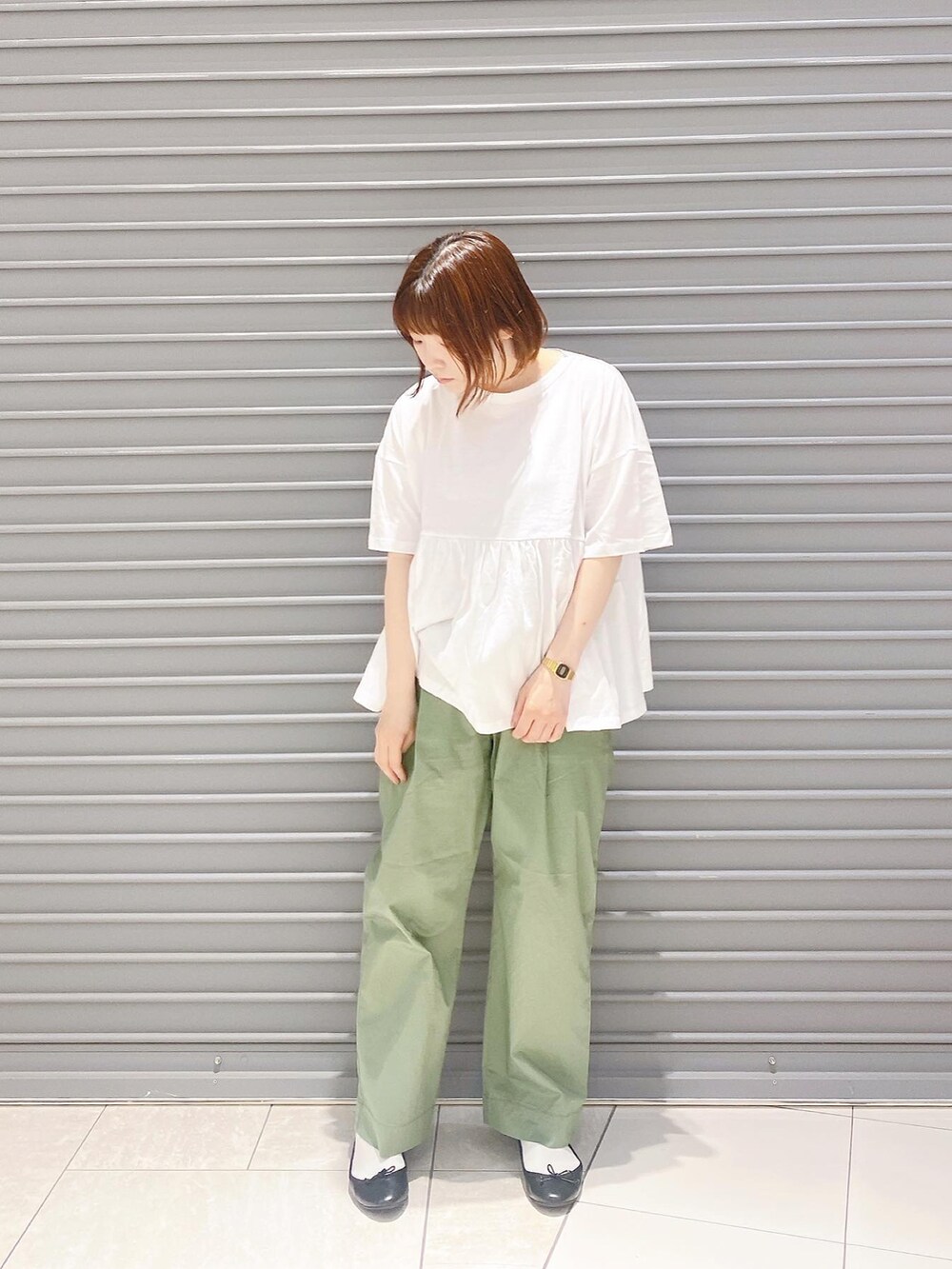 ホワイト系のTシャツ/カットソー、ホワイト系のシャツ/ブラウス、グリーン系のその他パンツを着用したレディースの春コーディネートの3枚目の写真