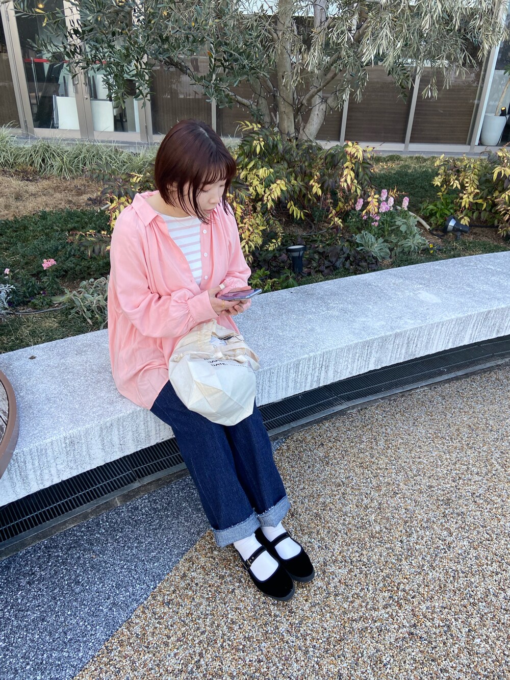 ピンク系のシャツ/ブラウス、ベージュ系のショルダーバッグ、ブラック系のバレエシューズを着用したレディースの冬コーディネートの2枚目の写真