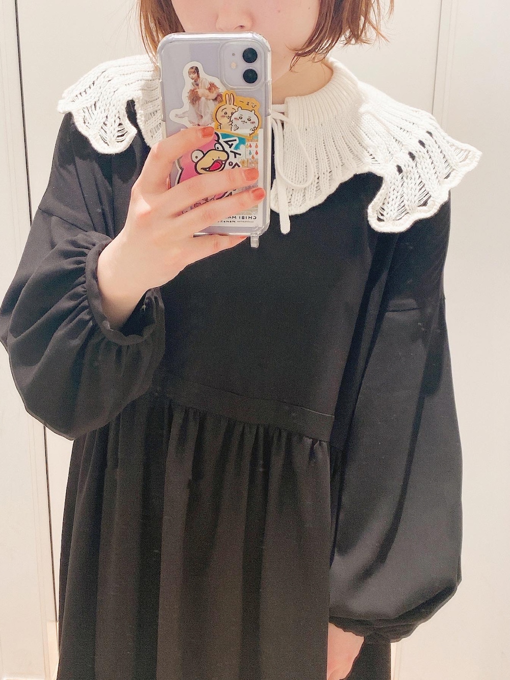 ホワイト系のTシャツ/カットソー、ブラック系のワンピース、ブラック系のショルダーバッグを着用したレディースの冬コーディネートの2枚目の写真