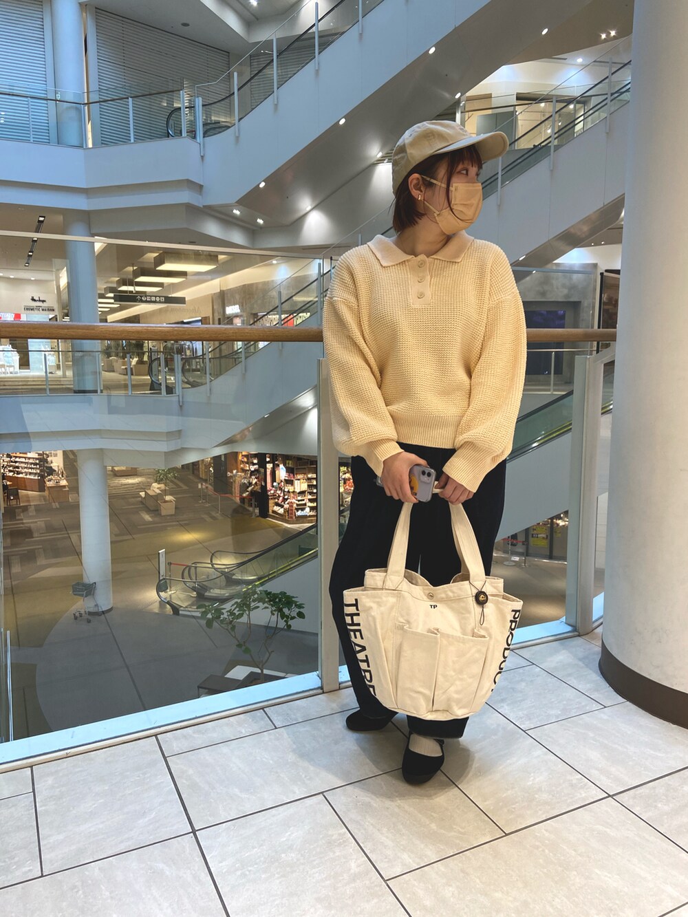 ホワイト系のニット/セーター、ブラック系のその他パンツ、ホワイト系のトートバッグを着用したレディースの冬コーディネートの2枚目の写真