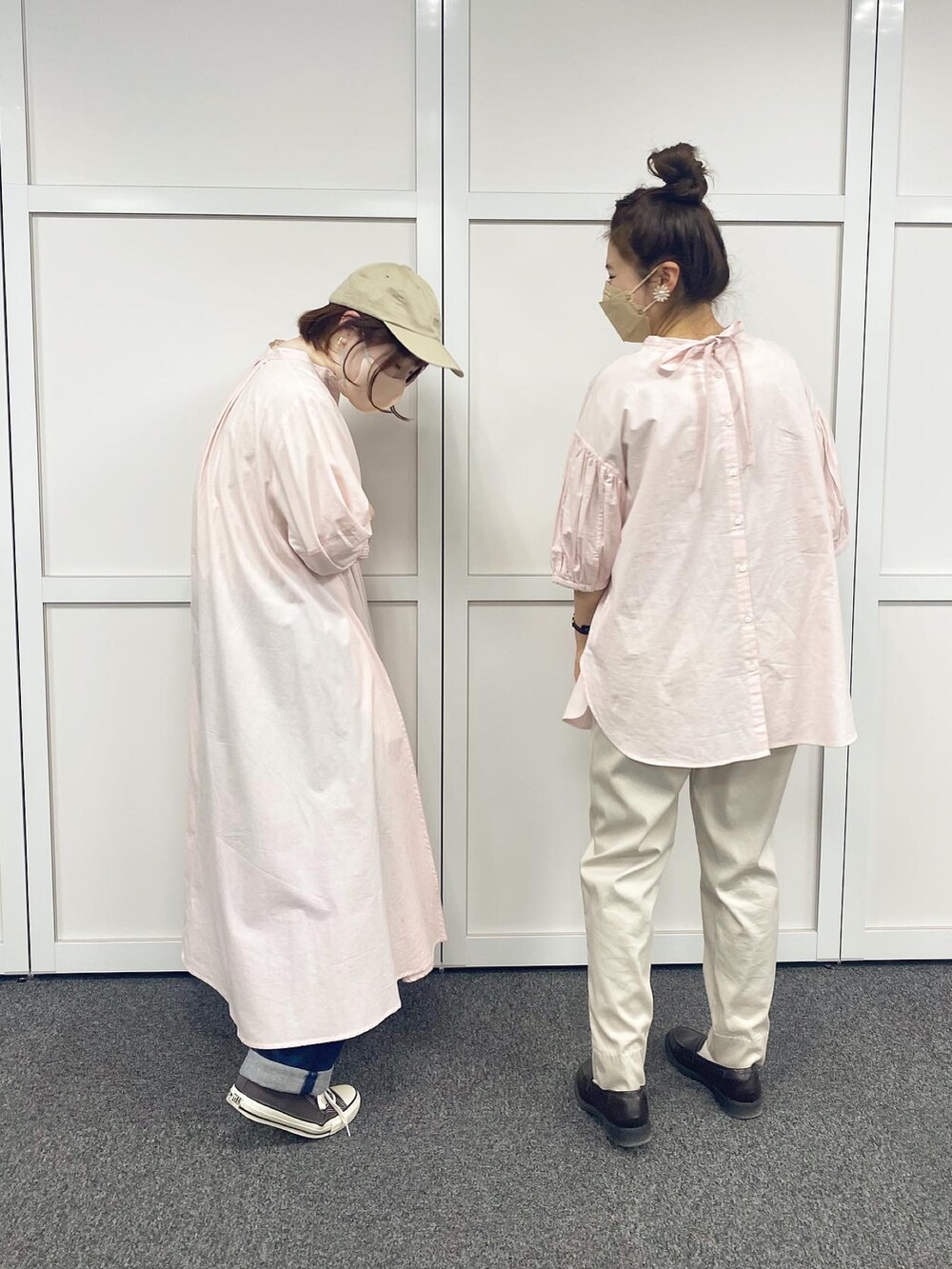 ピンク系のワンピース、ブラウン系のスニーカー、ベージュ系のキャップを着用したレディースの春コーディネートの3枚目の写真