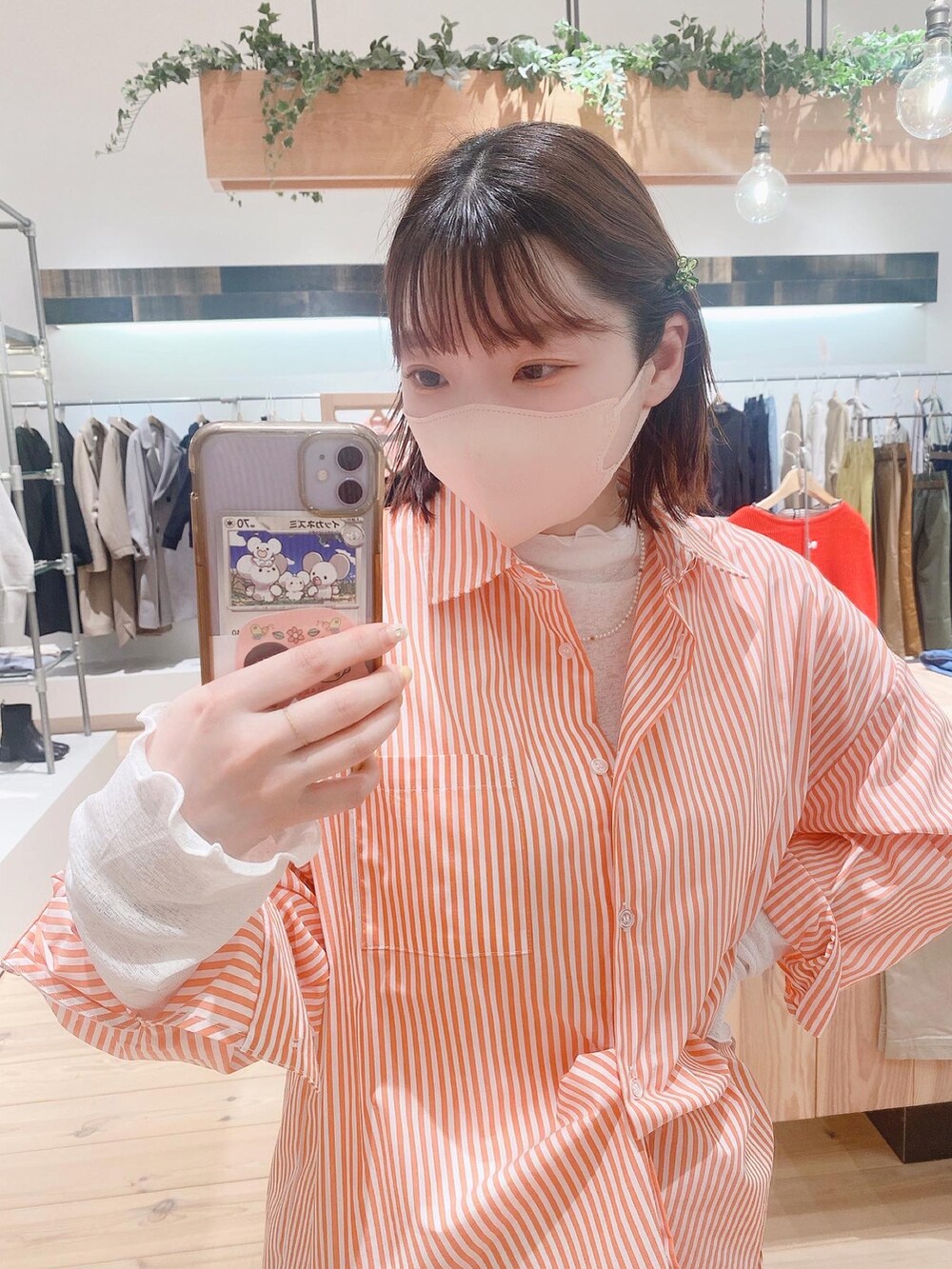 ホワイト系のTシャツ/カットソー、ブラック系のスカート、ブルー系のスニーカーを着用したレディースの春コーディネートの3枚目の写真