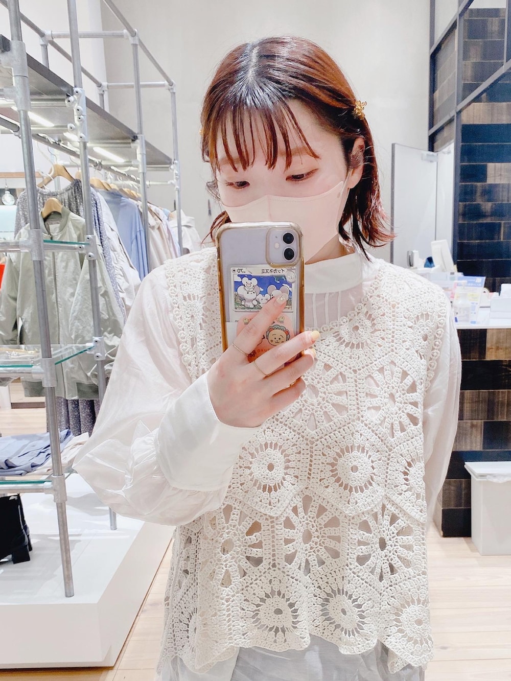 ブルー系のデニムパンツ、ベージュ系のベスト、ホワイト系のシャツ/ブラウスを着用したレディースの春コーディネートの2枚目の写真