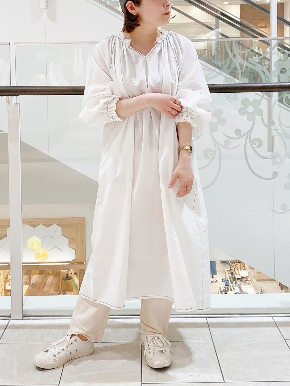 「オトナ女子、はるコーデ、ゆるコーデ、グリーン、淡色コーデ、キャップ、ホワイトコーデ、白スニーカー、ワンピース、カジュアルガーリー、大人カジュアル、ビッグシルエット、春コーデ、レイヤードスタイル、ホワイト×コーデ」｜「Scyeの【Scye】〈別注〉ツイルキャップ（キャップ、グリーン系）」を使った、ayacaさん（レディース・156cm）の春コーディネートの2枚目の写真