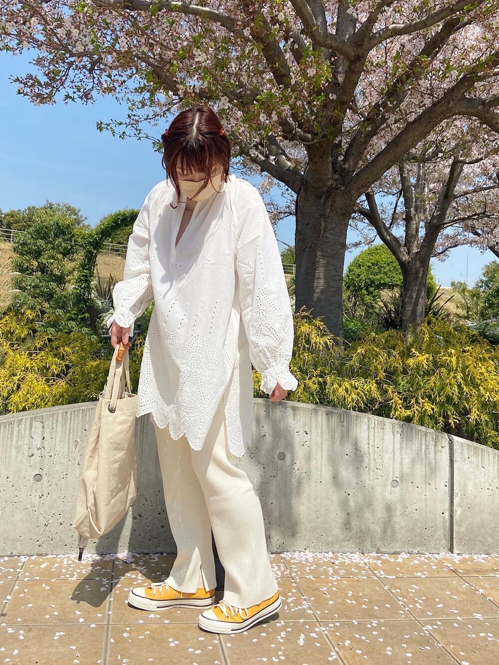 ホワイト系のシャツ/ブラウス、ホワイト系のその他パンツ、イエロー系のスニーカーを着用したレディースの春コーディネートの2枚目の写真