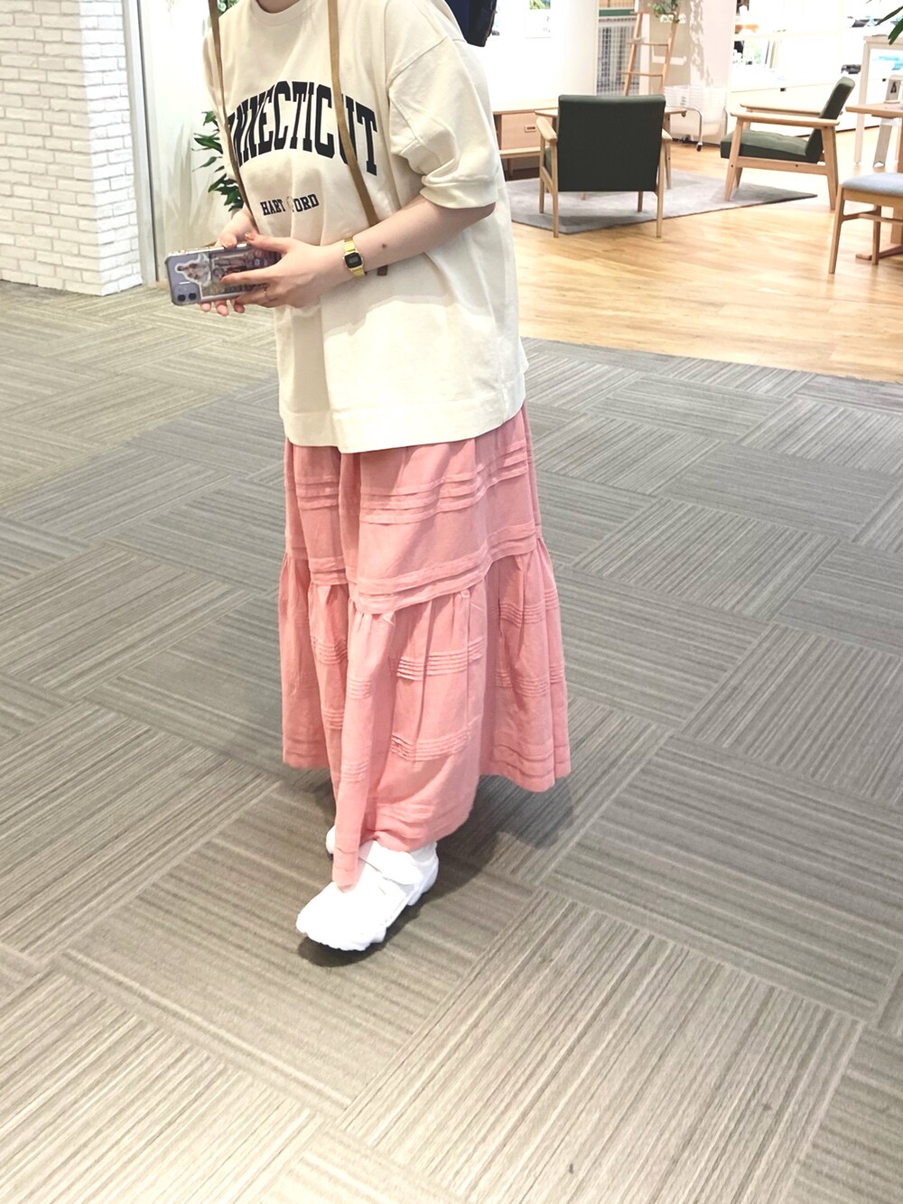 ホワイト系のTシャツ/カットソー、ピンク系のスカート、ホワイト系のその他シューズを着用したレディースの春コーディネートの2枚目の写真